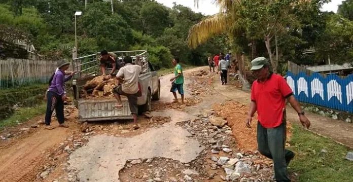 Diguyur Hujan Deras, Jalan Wisata Tangkeno Amblas