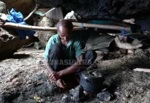 Seorang Kakek di Baubau Hidup Sebatangkara Dalam Gua Selama 10 Tahun Seorang Kakek di Baubau Hidup Sebatangkara Dalam Gua Selama 10 Tahun