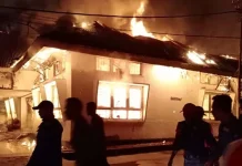 Gedung DPM PTSP Sultra Terbakar, Enam Armada Damkar Dikerahkan Kantor DPM PTSP Sultra Terbakar, Banyak Berkas Perizinan Lenyap