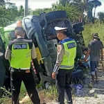 Rem Blong, Truk Muat 5 Mini Bus Terguling di Kolut Rem Blong, Truk Muat 5 Mini Bus Terguling di Kolut