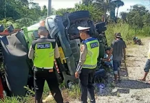 Rem Blong, Truk Muat 5 Mini Bus Terguling di Kolut Rem Blong, Truk Muat 5 Mini Bus Terguling di Kolut