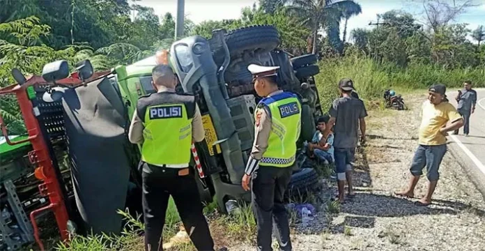 Rem Blong, Truk Muat 5 Mini Bus Terguling di Kolut