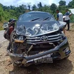Mobil Hilux Terjungkir Saat Lintasi Jalan Amblas di Lambuduria Konut Mobil Hilux Terjungkir Saat Lintasi Jalan Amblas di Lambuduria Konut