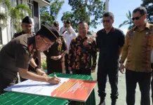 Kajari Konawe Ancam Pidanakan Bawahannya yang Bermain Proyek Kajari Konawe Ancam Pidanakan Bawahannya yang Bermain Proyek