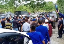 Bikin Onar di Luar Arena Kongres PAN, Dua Orang Diamankan Bikin Onar di Luar Arena Kongres PAN, Dua Orang Diamankan