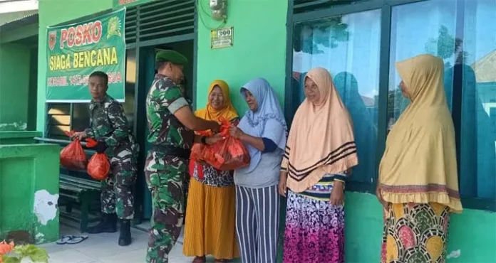Peduli Sesama, Koramil Lasusua Bagi Sembako pada Warga Kurang Mampu