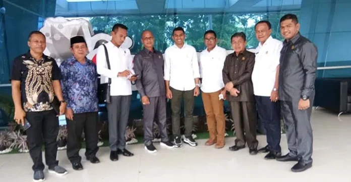 Jaringan Bermasalah, Anggota DPRD Mubar Datangi Kantor Telkomsel Makassar