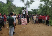 Minta Perbaikan, Masyarakat Mulwa Blokir Jalan Penghubung Empat Kabupaten Minta Perbaikan, Masyarakat Mulwa Blokir Jalan Penghubung Empat Kabupaten