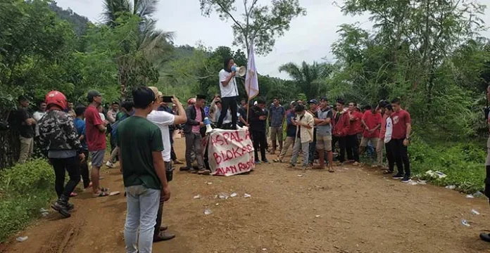 Minta Perbaikan, Masyarakat Mulwa Blokir Jalan Penghubung Empat Kabupaten