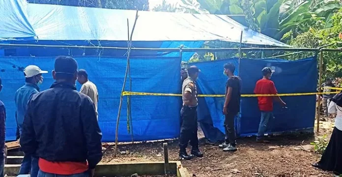 otopsi_dokpol Keperluan Autopsi, Makam Mahasiswi yang Gantung Diri Dibongkar