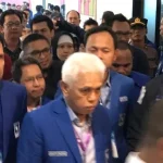 Asman Abnur Didampingi Hatta Rajasa Masuk ke Ruangan Kongres PAN Asman Abnur Didampingi Hatta Rajasa Masuk ke Ruangan Kongres PAN