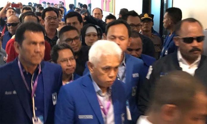 Asman Abnur Didampingi Hatta Rajasa Masuk ke Ruangan Kongres PAN