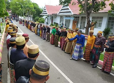 Musik Tradisional Tolaki Iringi Prosesi Lamaran Anak Bupati Konawe