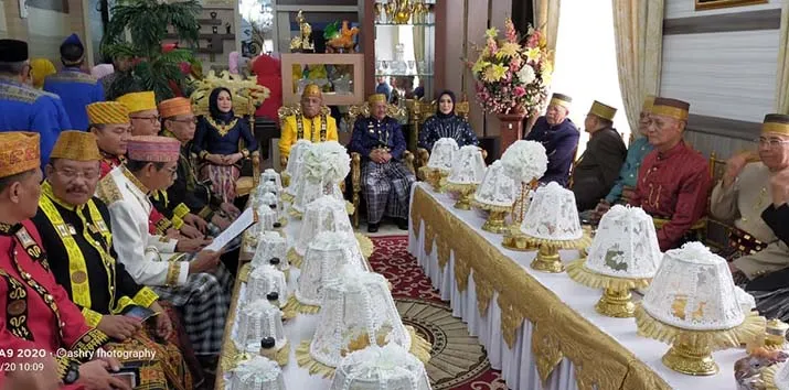 Musik Tradisional Tolaki Iringi Prosesi Lamaran Anak Bupati Konawe