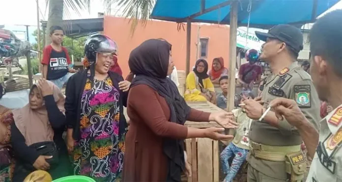 Pedagang Pasar Sore Lauru Bombana Ogah Dipindahkan