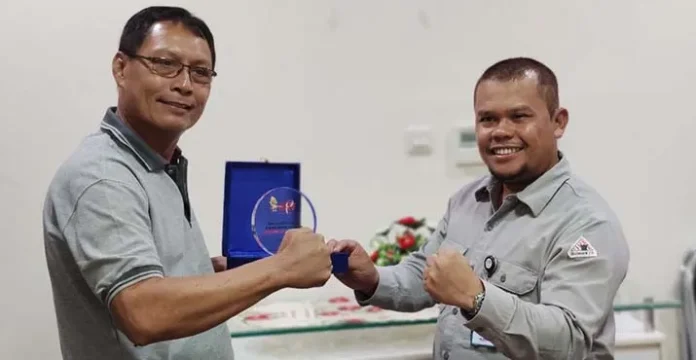 Apresiasi Kontribusi PT Antam, PWI Kolaka Serahkan Plakat HPN 2020