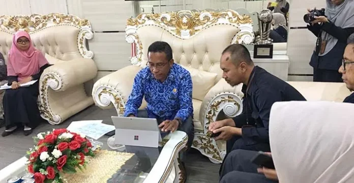 rektor_uho_sensus Tak Sampai 5 Menit, Yuk Simak Cara Sensus Penduduk Online