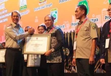 Aktif Tangani Bencana, Ruksamin Raih Penghargaan Aktif Tangani Bencana, Ruksamin Raih Penghargaan