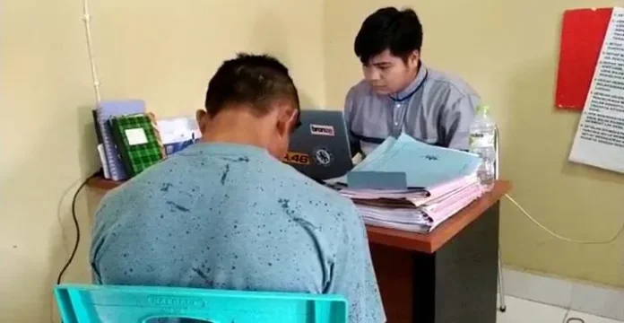 Polisi Tetapkan Pacar Santriwati Pembuang Anak di Kloset Sebagai TersangkaPolisi Tetapkan Pacar Santriwati Pembuang Anak di Kloset Sebagai Tersangka