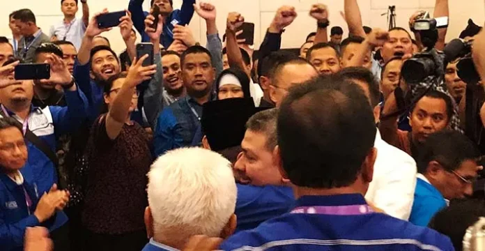 zulhas_mul Terima Kekalahan, Mulfachri Peluk Zulkifli Hasan