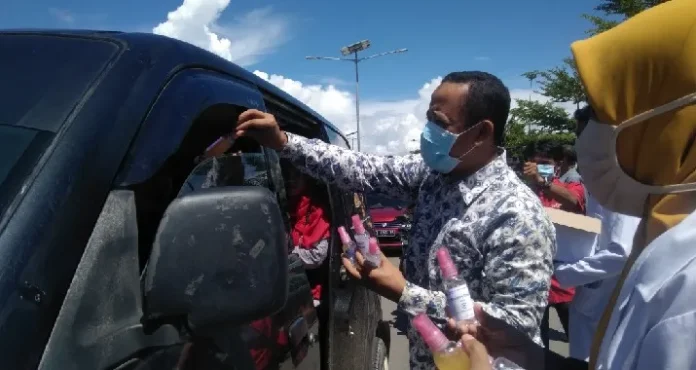 USN Bagikan Hand Sanitizer Gratis ke Warga Kolaka