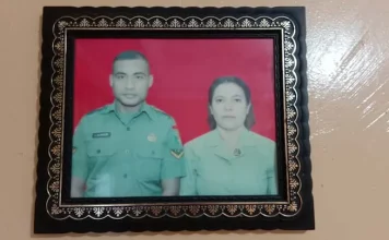 Serka Anumerta La Ongge yang Gugur di Papua Dikenal Taat Beribadah Serka Anumerta La Ongge bersama istri, Wa Ode Nurmiati