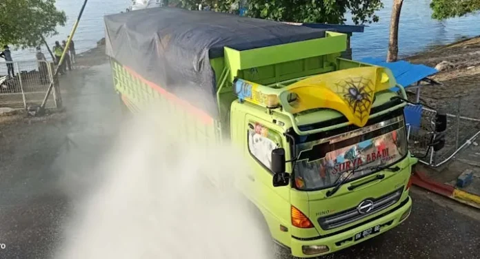 PSX_20200327_003451 Polres Kolut Kerahkan Water Cannon Semprot Disinfektan di Pelabuhan