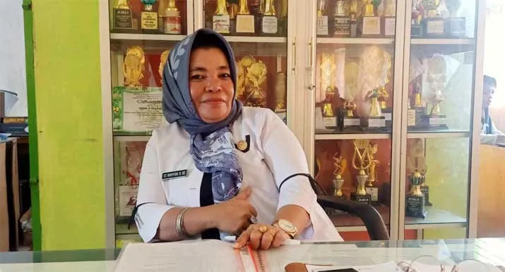 Kepala SMKN 1 Maruge Siti Rahyuni