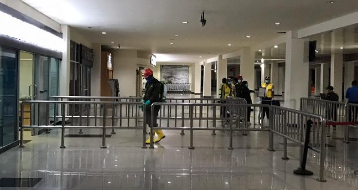 Seluruh fasilitas umum yang ada di Bandara Haluoleo, Konawe Selatan (Konsel), Sulawesi Tenggara (Sultra) disemprot dengan menggunakan disinfektan.