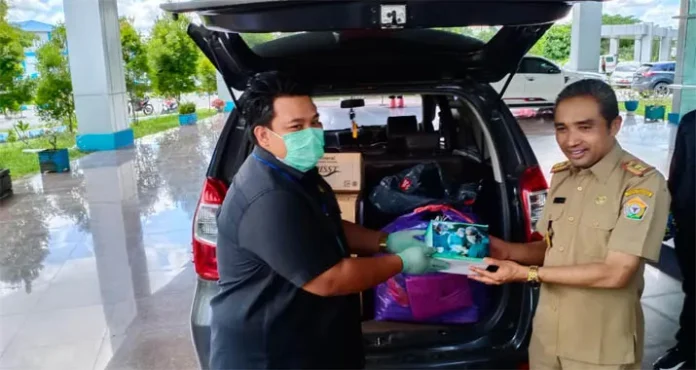 Bantu Tangani Covid-19, Yudhianto Mahardika Serahkan Ratusan APD