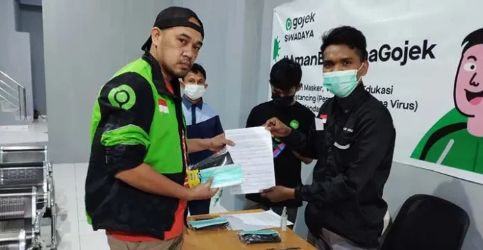 bagi_masker_gojek Cegah Virus Corona, Gojek Bagikan Ribuan Masker ke Driver di Kendari