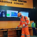 Antisipasi Covid-19, Basarnas Kendari Lakukan Penyemprotan Disinfektan dan Cek Suhu Badan Personel Antisipasi Covid-19, Basarnas Kendari Lakukan Penyemprotan Disinfektan dan Cek Suhu Badan Personel