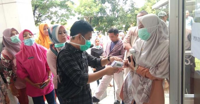 Waspada Corona, Kepala BKAD Konsel Datangkan Dokter Cek Suhu Tubuh Pegawainya