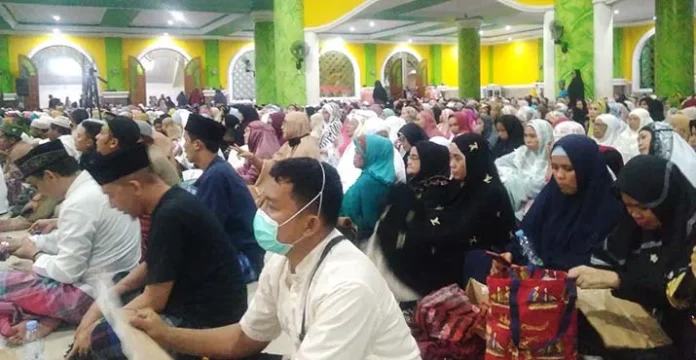 ceramah_uas Hadiri Ceramah UAS, Ribuan Warga Kolaka Padati Masjid Agung Khaera Ummah
