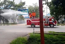 Damkar Kendari Semprotkan 8000 Liter Disinfektan di Jalan Kota Damkar Kendari Semprotkan 8000 Liter Disinfektan di Jalan Kota