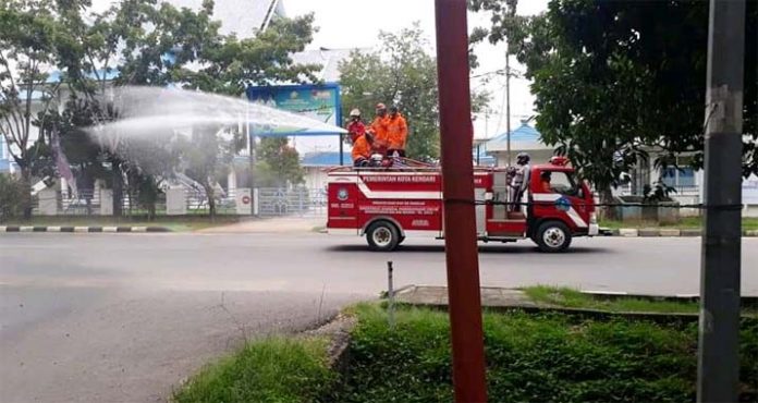 Damkar Kendari Semprotkan 8000 Liter Disinfektan di Jalan Kota