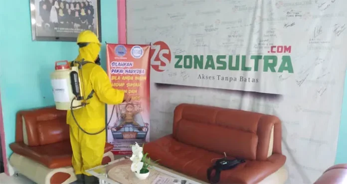 Cegah Penyebaran COVID-19, PT Askrindo Semprotkan Disinfektan Keseluruh Kantor Media di Kendari