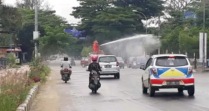 Pemkot Kendari Sediakan Layanan Gratis Penyemprotan Cairan Disinfektan Untuk Warga