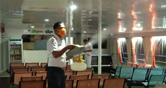 desinfektan Antisipasi Covid-19, Kapal Ferry Milik ASDP Disemprot Disinfektan