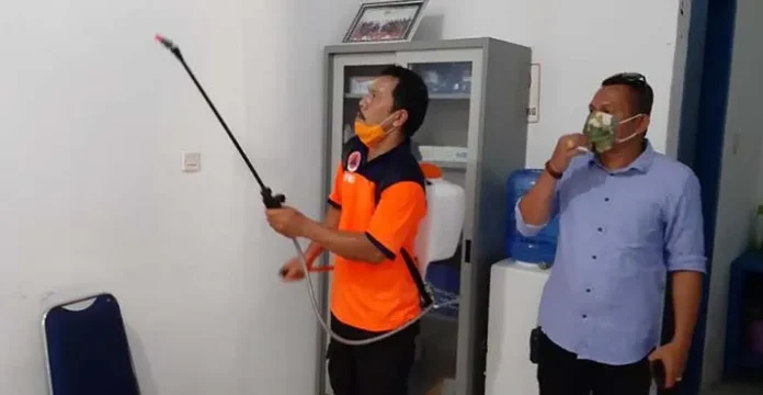 Kantor dan Fasilitas Umum di Mubar Disemprot Disinfektan