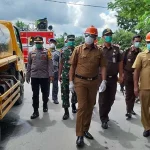 Cegah Penyebaran Covid-19, Bupati Mubar Lakukan Penyemprotan Disinfektan Massal Cegah Penyebaran Covid-19, Bupati Mubar Lakukan Penyemprotan Disinfektan Massal