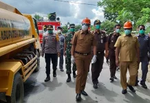 Cegah Penyebaran Covid-19, Bupati Mubar Lakukan Penyemprotan Disinfektan Massal Cegah Penyebaran Covid-19, Bupati Mubar Lakukan Penyemprotan Disinfektan Massal
