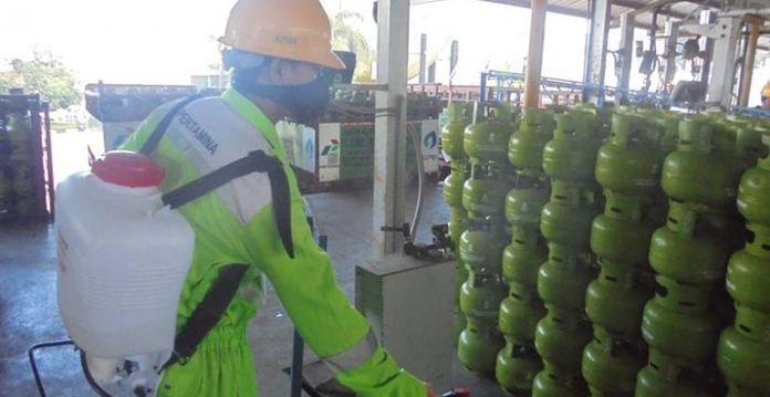 Pertamina Semprot Disinfektan di Lembaga Penyalur Agen LPG