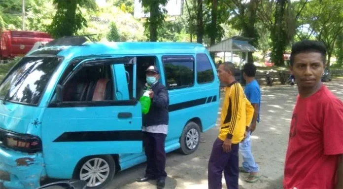 Angkutan Umum di Kendari Disemprot Disinfektan