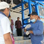 Kader Golkar Baubau Semprot Disinfektan ke Fasilitas Umum Zahari saat melakukan penyemprotan disinfektan di masjid.