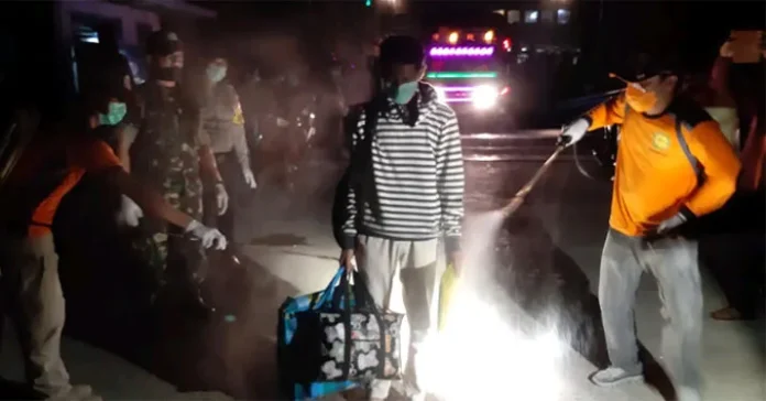 Cegah Corona, Petugas Lakukan Penyemprotan KMP Bontoharu