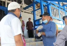 Kader Golkar Baubau Semprot Disinfektan ke Fasilitas Umum Zahari saat melakukan penyemprotan disinfektan di masjid.