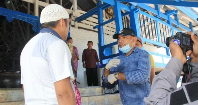 disinfektan Zahari saat melakukan penyemprotan disinfektan di masjid.