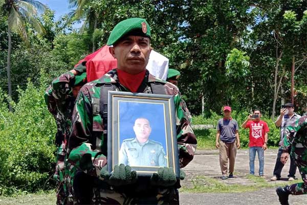 Duka Selimuti Pemakaman Serka La Ongge di TMP Baubau