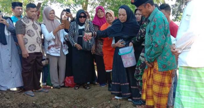 Duka Selimuti Pemakaman Serka La Ongge di TMP Baubau